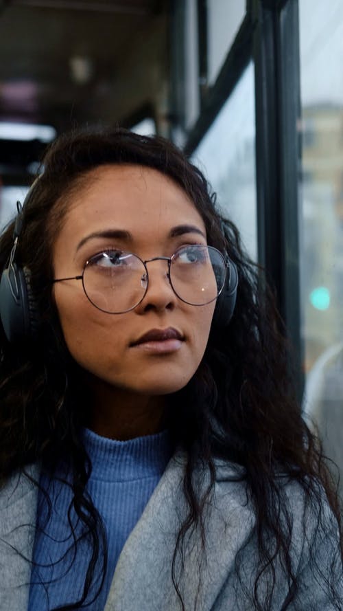 有关公共交通, 公共交通工具, 听音乐的免费素材视频