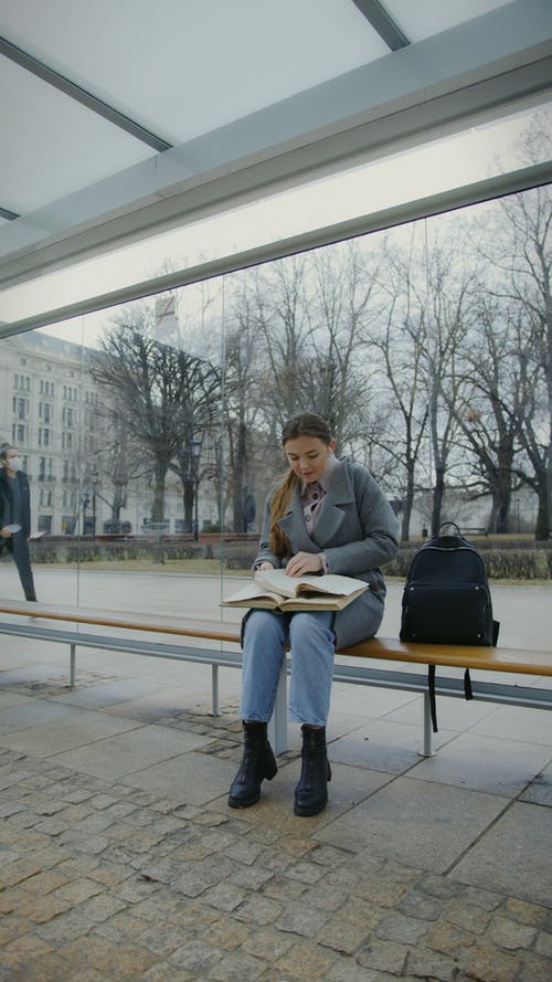 有关公共交通, 公车站, 冬季的免费素材视频