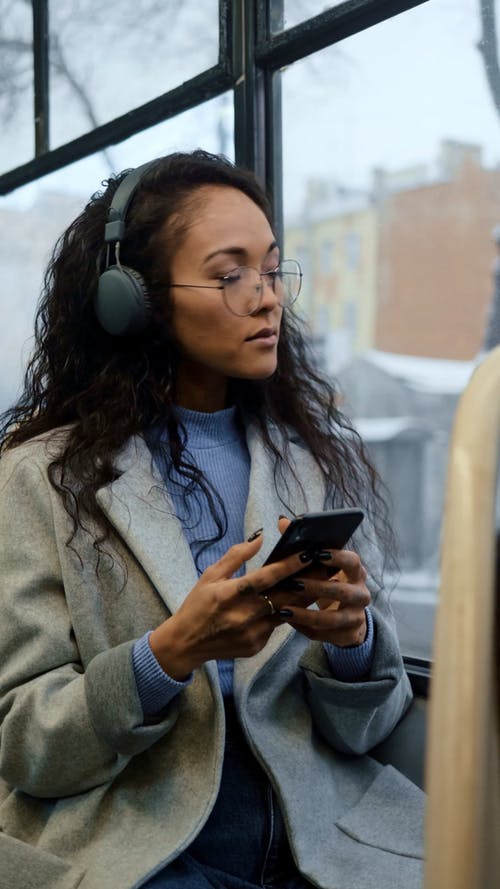 有关3C用品, 乘客, 公共交通的免费素材视频