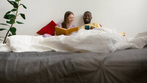 有关一起, 人, 在床上的免费素材视频