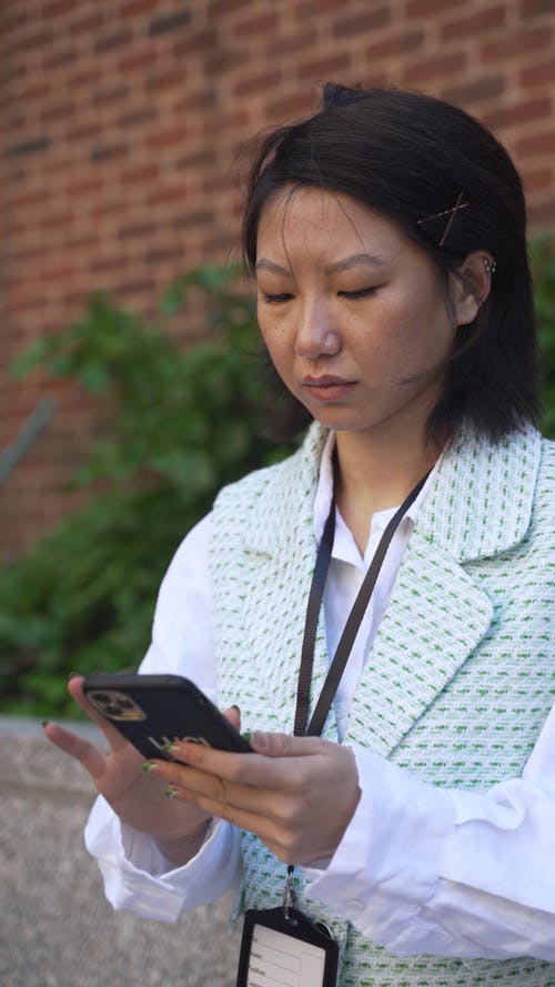 有关呼叫, 垂直视频, 女人的免费素材视频