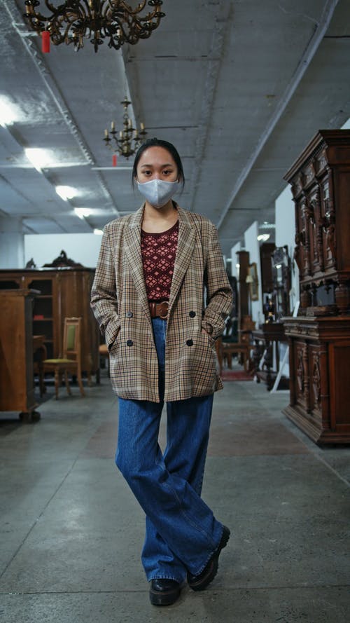 有关低角度拍摄, 仓库, 双腿交叉的免费素材视频