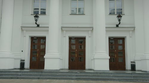 有关（顶部有小羊毛球的）羊毛帽子, 人, 女人的免费素材视频