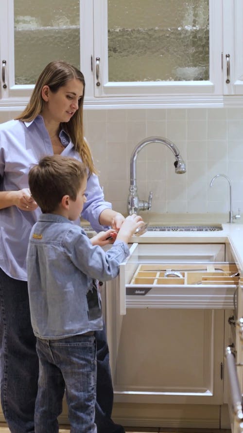 有关伸出援手, 儿子, 儿童的免费素材视频