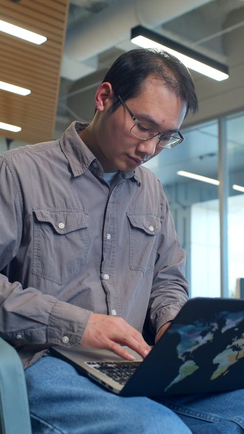 有关人, 从下面, 低角度的免费素材视频