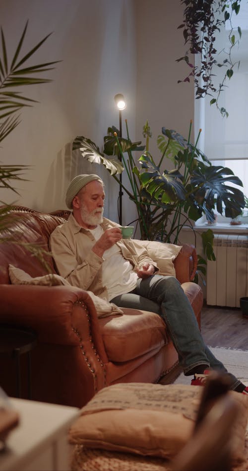 有关（顶部有小羊毛球的）羊毛帽子, 人, 公寓房的免费素材视频