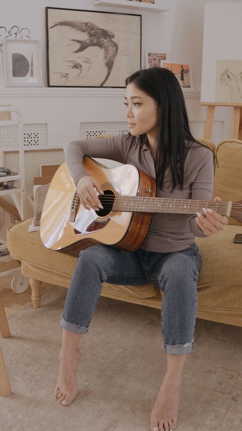 有关人, 吉他, 垂直视频的免费素材视频