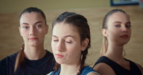 有关室内, 教练, 看着相机的免费素材视频