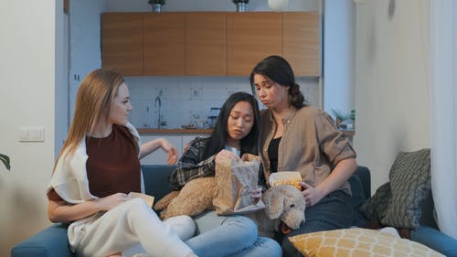 有关Throw Pillows, 伤心, 分手后恢复的免费素材视频