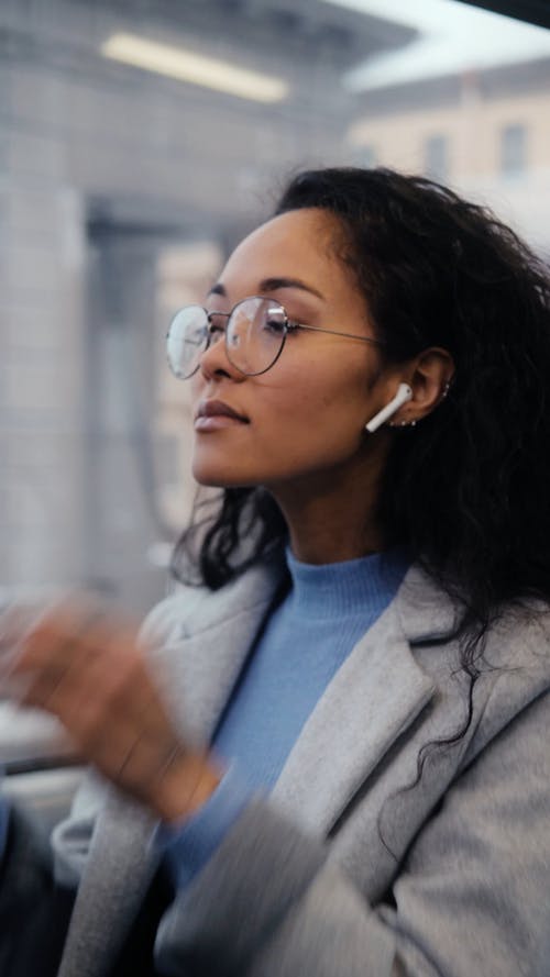 有关公交车窗口, 公共交通, 公共交通工具的免费素材视频