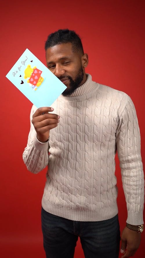 拿着情人节卡片的白色长袖衬衣的人 · 免费素材视频