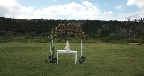 有关三层, 拱, 绿色的田野的免费素材视频