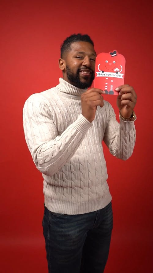 拿着情人节卡片的白色长袖衬衣的人 · 免费素材视频