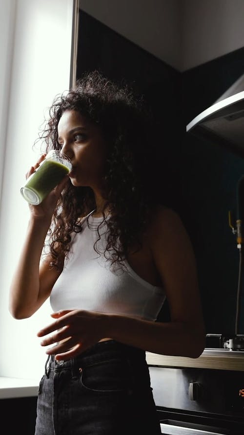 有关人, 喝, 垂直视频的免费素材视频