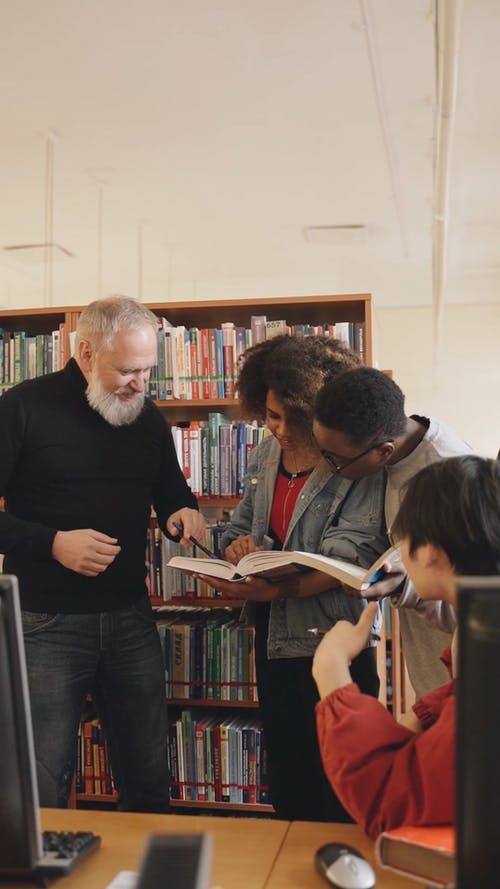 有关图书, 图书馆, 垂直视频的免费素材视频