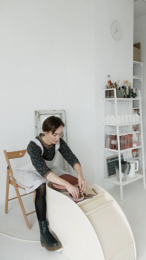 有关围裙, 坐, 垂直视频的免费素材视频