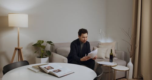 有关Throw Pillows, 中心表, 人的免费素材视频