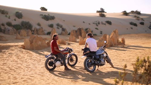 有关坐, 安全帽, 岩石的免费素材视频