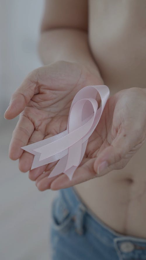 有关关注乳腺癌, 垂直视频, 展示的免费素材视频