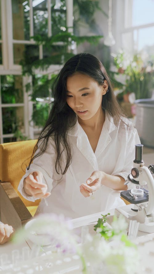 有关人, 在桌子上, 垂直视频的免费素材视频