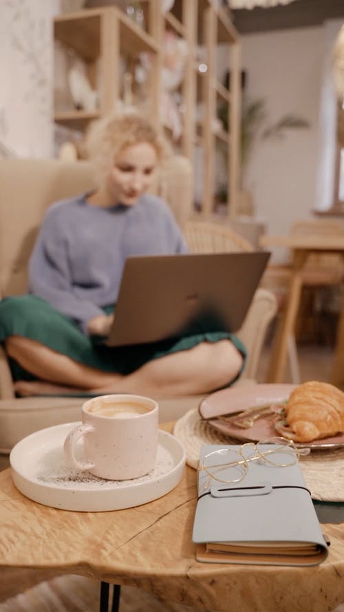 有关3C用品, 人, 坐的免费素材视频