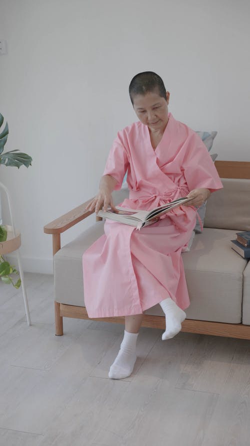 有关＃室内, 坐, 垂直视频的免费素材视频