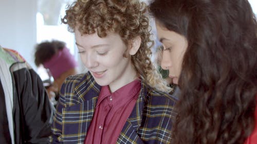 有关咖啡色头发的女人, 室内, 卷发的免费素材视频