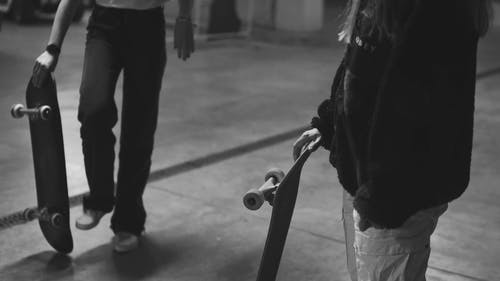 有关（顶部有小羊毛球的）羊毛帽子, 一起, 停车场的免费素材视频