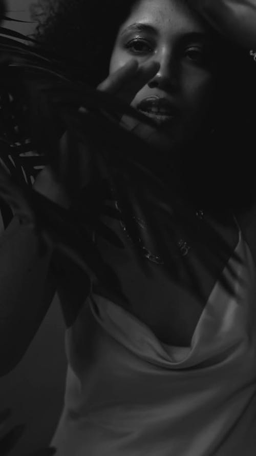 有关单色, 垂直视频, 女人的免费素材视频