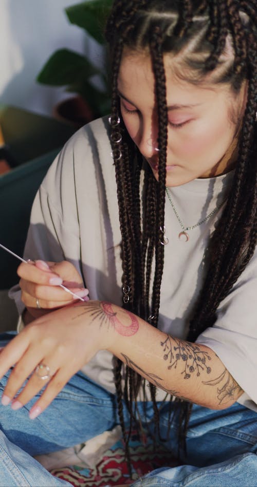 有关修剪指甲, 刺青, 创造力的免费素材视频