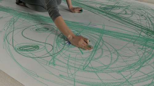 有关在地上, 女性, 室内的免费素材视频