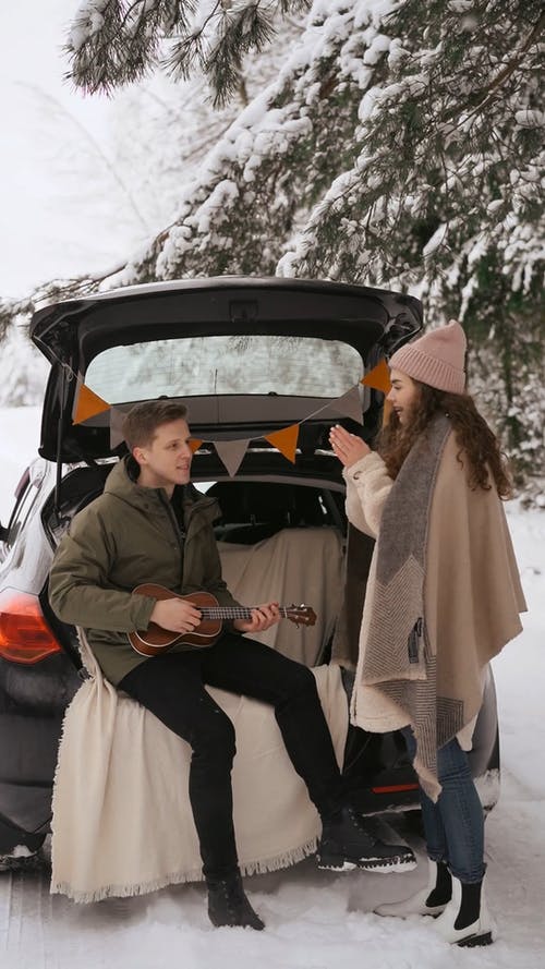 有关（顶部有小羊毛球的）羊毛帽子, 一对, 一起的免费素材视频