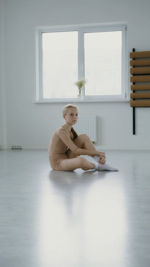 有关地板, 坐, 垂直视频的免费素材视频