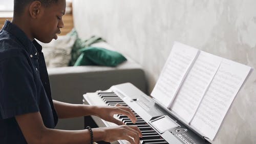 有关不悦, 学习, 弹钢琴的免费素材视频