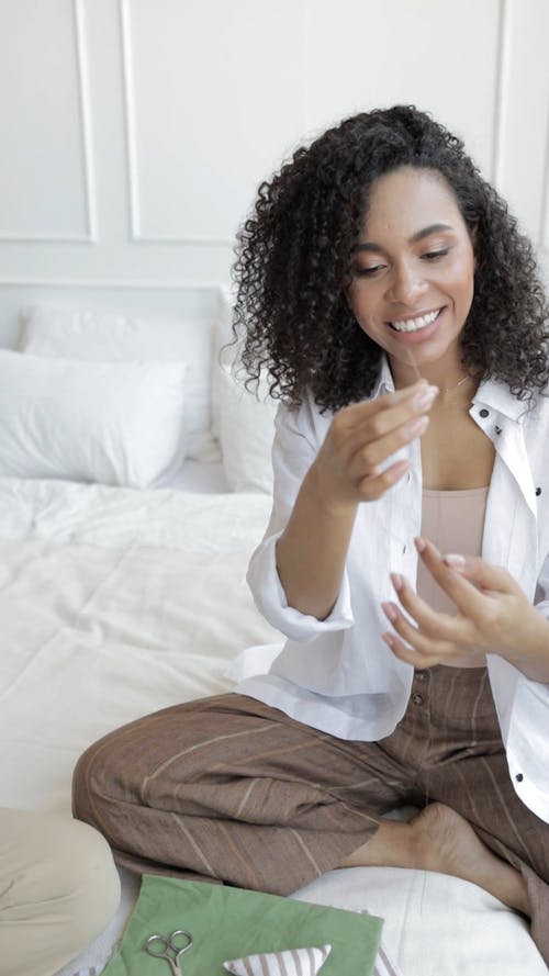 有关剪刀, 坐, 垂直视频的免费素材视频