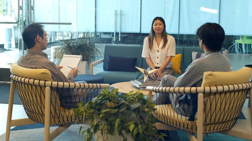 有关一起, 商量, 大笑的免费素材视频