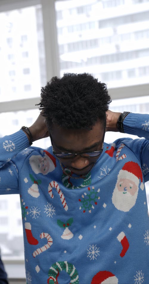 有关圣诞毛衣, 垂直视频, 室内的免费素材视频