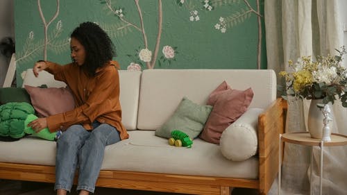 有关坐, 填充玩具, 女人的免费素材视频