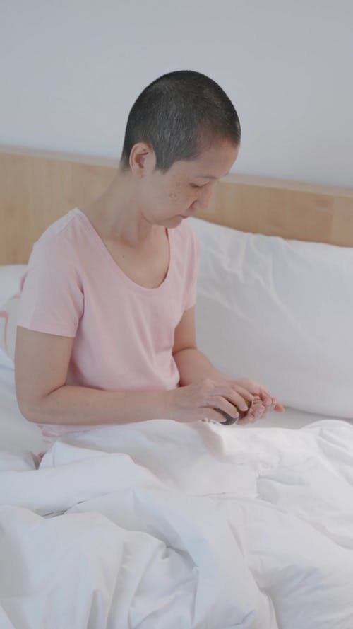 有关剃光, 坐, 垂直视频的免费素材视频