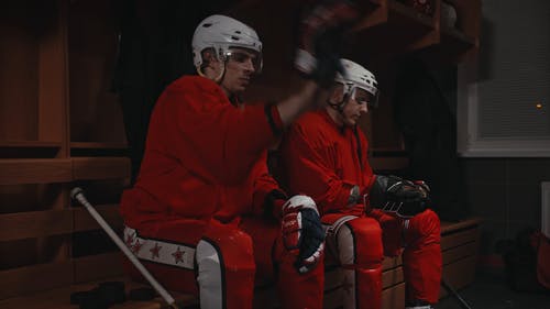 有关去除, 坐, 安全帽的免费素材视频