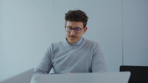 有关3C用品, 人, 家伙的免费素材视频