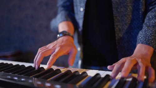 有关弹钢琴, 手, 按键的免费素材视频