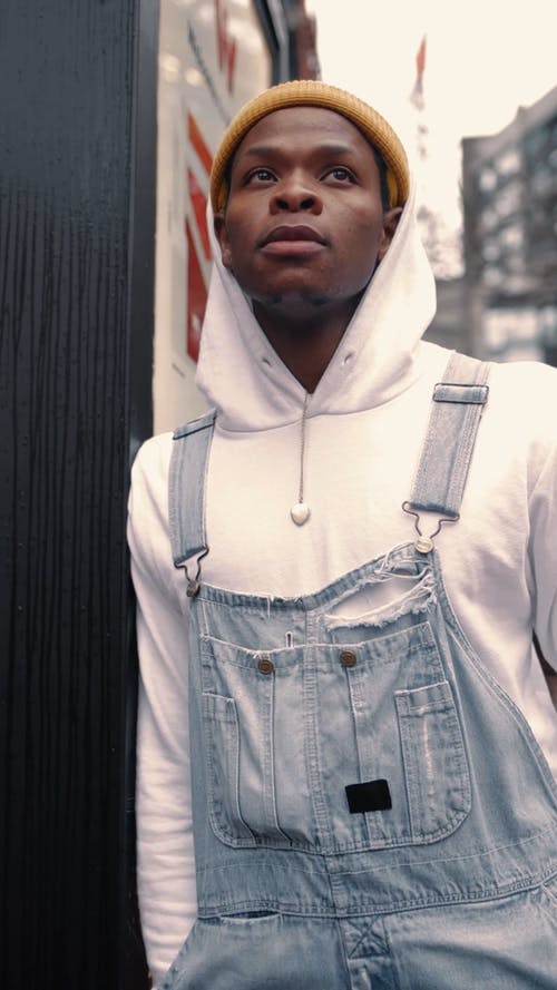 有关（顶部有小羊毛球的）羊毛帽子, 人, 低角度拍摄的免费素材视频