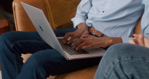 有关人, 在家, 坐的免费素材视频