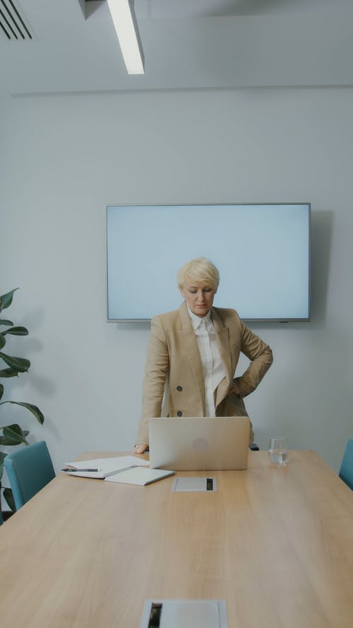 有关一杯水, 上班服, 中年的免费素材视频