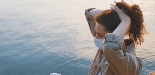 有关休闲装, 侧面图, 咖啡色头发的女人的免费素材视频