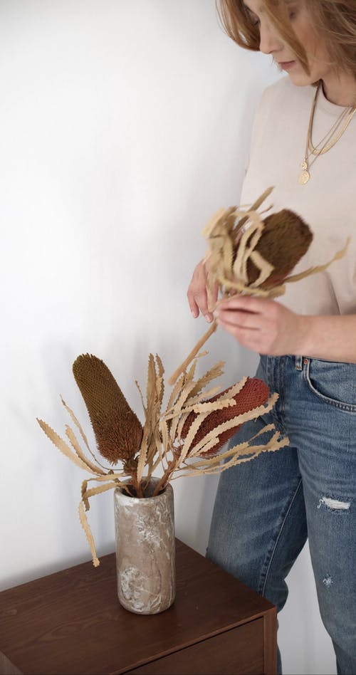 有关乾燥花, 垂直视频, 女人的免费素材视频