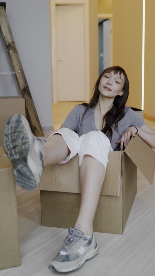 有关＃室内, 坐, 垂直视频的免费素材视频