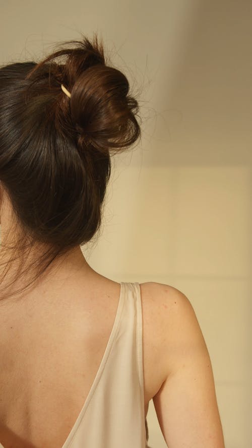 有关人, 发髻, 咖啡色头发的女人的免费素材视频