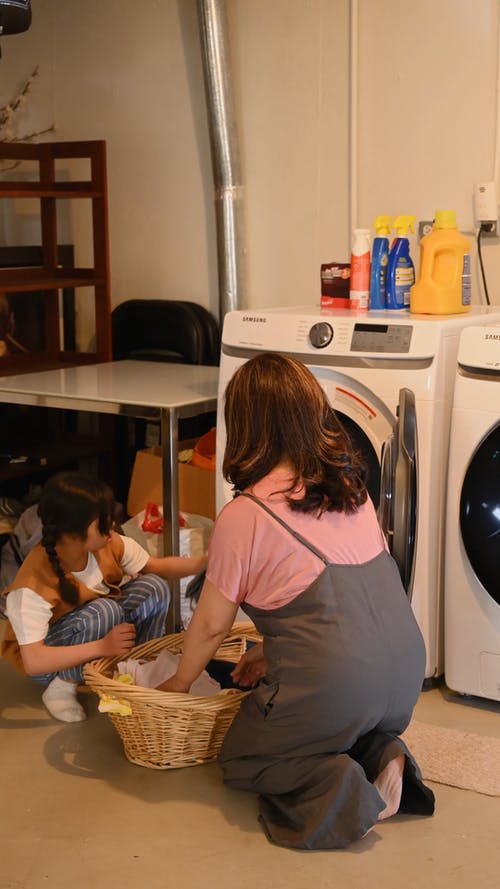 有关一起, 伸出援手, 在家的免费素材视频